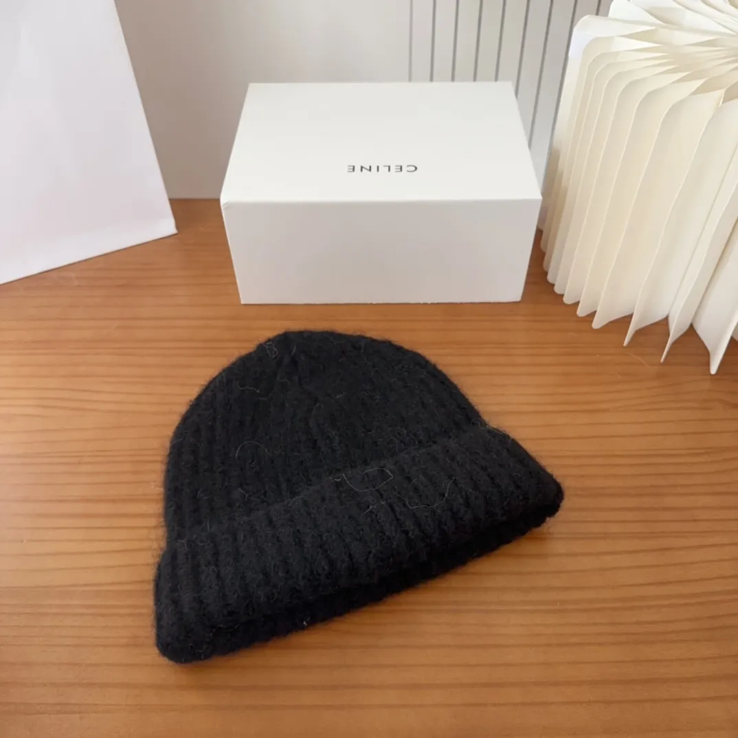 💰70 Crow Heart Autumn and Winter Wool Knitted Beanie This must be a favorite of minimalism. It is clean, neat, fashionable and versatile, and will definitely not be picky about your face shape! A fashionable classic that lasts forever! Fashionable black and white can be purchased together!